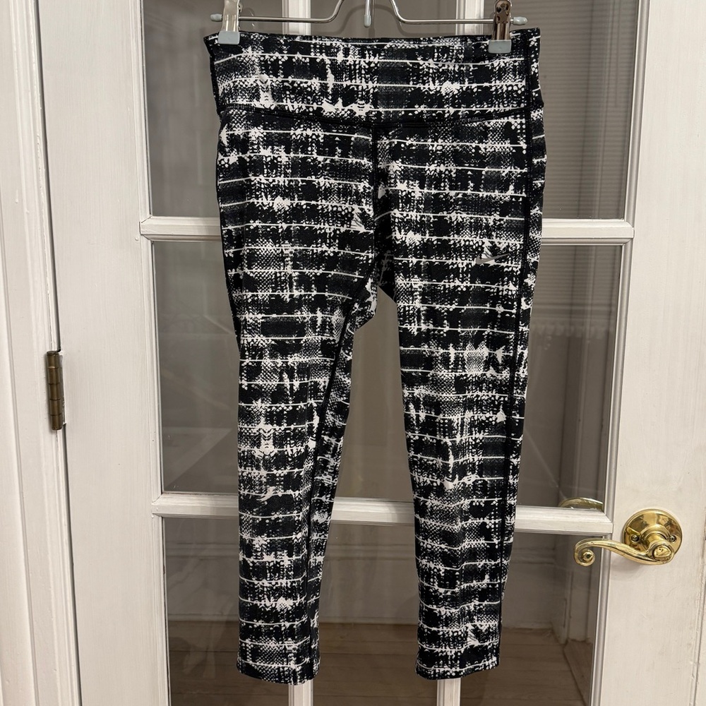 NIKE Women’s Black & White Lotus Epic Run Cropped Leggings Size S